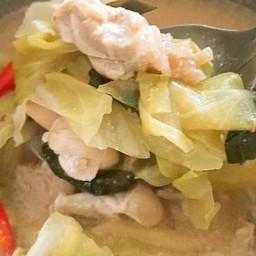 ต้มข่าไก่ใส่กะหล่ำปลี