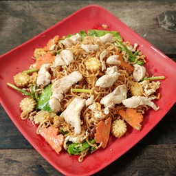 ผัดมาม่าต้มยำ (Stir fried tom yum instant noodle)