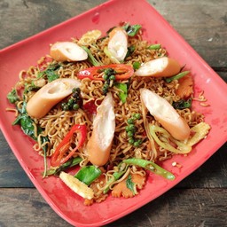 มาม่าผัดขี้เมาไส้กรอกไก่รมควัน (Spicy stir fried instant noodle with chicken smoked sausage and basil leaf )