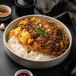 ข้าวไข่เจียวลาบหมูคั่ว