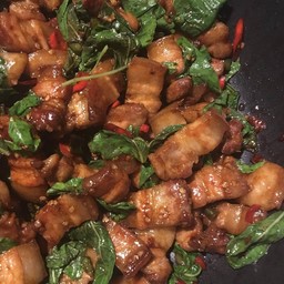 กะเพราหมูสามชั้นกับข้าว