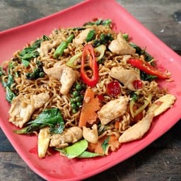 มาม่าผัดขี้เมา (Spicy stir fried instant noodle with basil leaf )