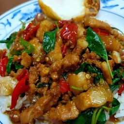 ข้าวกะเพราหมูสามชั้น