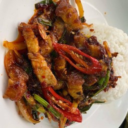 พริกเผาหมูกรอบ ราดข้าว
