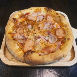 สไปซี่พอร์คคอมโบพิซซ่า (แฮม เบคอน ไส้กรอก และพริกป่น)