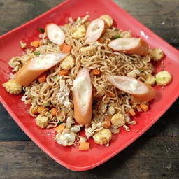 ผัดมาม่าไส้กรอกไก่รมควัน (Stir fried instant noodle with egg and chicken smoked sausage)