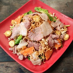 ผัดมาม่าต้มยำเบคอน (Stir fried tom yum instant noodle with bacon)