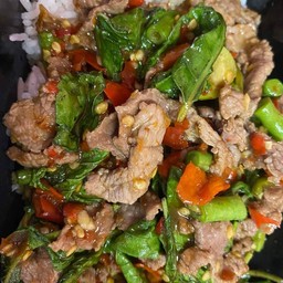 กะเพราหมูชิ้น ราดข้าว