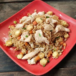 ผัดมาม่า(Stir fried instant noodle with egg )