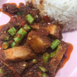 พริกแกงหมูกรอบ ราดข้าว