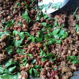 ผัดโหระพาหมูพริกแห้ง