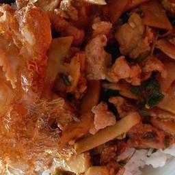 ผัดกะเพราหมูหน่อไม้ดองไข่ดาวราดข้าว