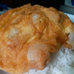 ไข่เจียวลูกชิ้นราดข้าว