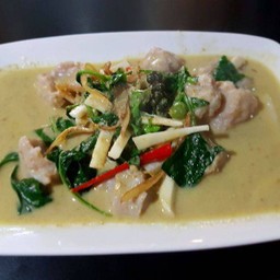 ลูกชิ้นปลากรายผัดเขียวหวานแห้ง