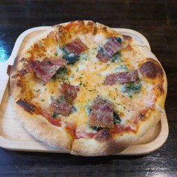 ผักโขมเบคอนกรอบพิซซ่า