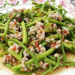 ยำผักกระเฉดหมูสับ