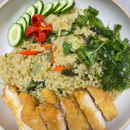 ข้าวผัดแกงเขียวหวานไก่กรอบ ฟรี coke 1 กระป๋อง