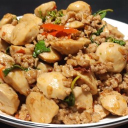 ข้าวราดผัดกะเพราลูกชิ้นปลาหมูสับพริกแห้ง