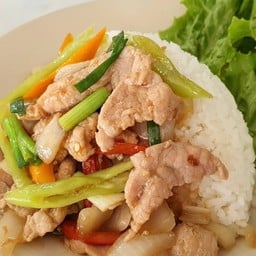 ข้าวราดผัดพริกหยวก