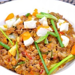 หมูสับผัดไข่เค็มราดข้าว