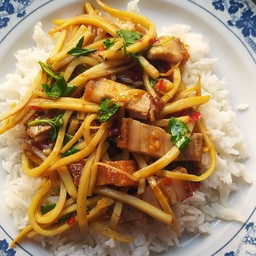 ข้าวกะเพราหน่อไม้หมูกรอบ