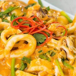 ปลาหมึกผัดไข่เค็มราดข้าว