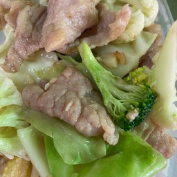 ผัดผักรวมหมู ราดข้าว