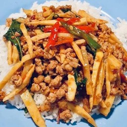 กะเพราหน่อไม้หมูสับ