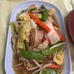 ผัดผักรวมหมูกรอบ (วงศาคณาญาติจั้มบ๊ะ)