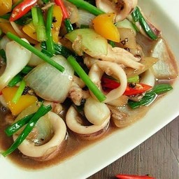 พริกไทยดำปลาหมึก ราดข้าว