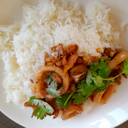 ข้าวราดรวมมิตรกระเทียมพริกไทย