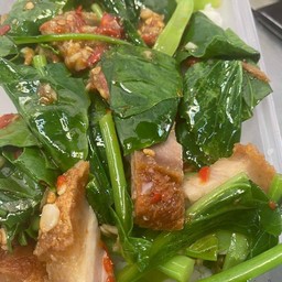 ผัดคะน้าหมูกรอบ ราดข้าว