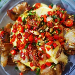 ข้าวไข่ข้นหมูกรอบคั่วพริกเกลือ