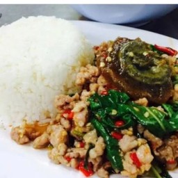 น้องกระเพราถาดก๋วยเตี๋ยวไก่