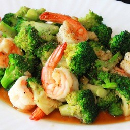 ผัดบล็อคโคลี่กุ้งสดราดข้าว