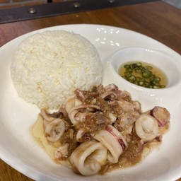 ข้าวหมึกทอดกระเทียม squid garlic