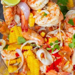 ยำกุ้งลวก ปลาหมึก ข้าวโพด