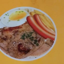 สเต็กหมูคุโรบูตะ+ไส้กรอก+ไข่ดาว