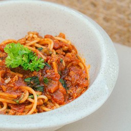 สปาเก็ตตีซอสมะเขือเทศ หมู/ไก่