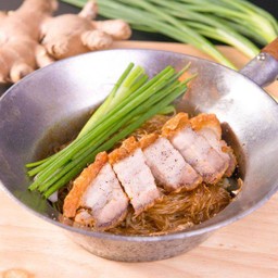 อบทะเลเดือด(อบวุ้นเส้นรสต้มยำ) หมูกรอบ