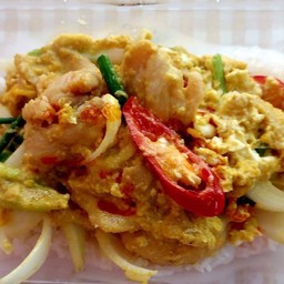ผัดผงกะหรี่รวมมิตร ราดข้าว