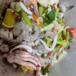 ตำด้องแดงกุ้งสดปลาหมึก