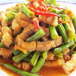 ผัดพริกแกงหมู ไก่ เป็นกับข้าว ระบุด้วยค่ะ