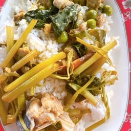 ข้าวราดแกงเนื้อ,แกงส้มผักบุ้งปลาเรียวเซียว