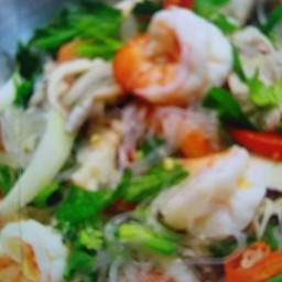 ยําวุ้นเส้นรวมหมูสับหมูยอฮอทดอกปูอัดลูกชิ้นกุ้งหมึกเห็ดขาว