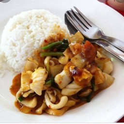 ปลาหมีกผัดไข่เค็มราดข้าว