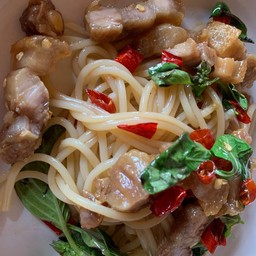 สปาเก็ตตี้พริกแห้งหมูกรอบ(spaghetti with spicy crispy pork)