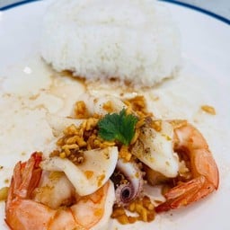 ข้าวกระเทียมทะเล(กุ้งกับปลาหมึก)