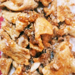 ข้าวหมูชิ้น-กระเทียมพริกไทย
