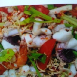 ยํามาม่ารวมหมูสับหมูยอลูกชิ้นฮอทดอกกุ้งหมึกปูอัดเห็ดขาว